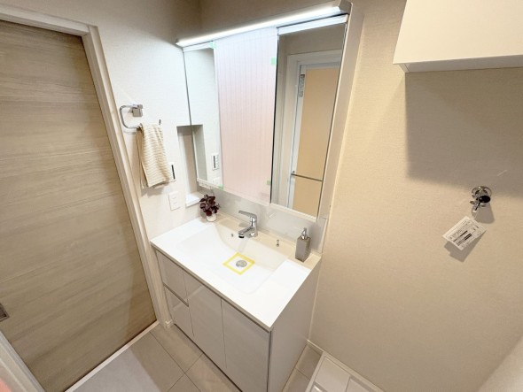 十分な大きさの洗面台は、身だしなみチェックや歯磨きなど、朝の慌ただしい時間でも余裕とゆとりを感じて頂けます。