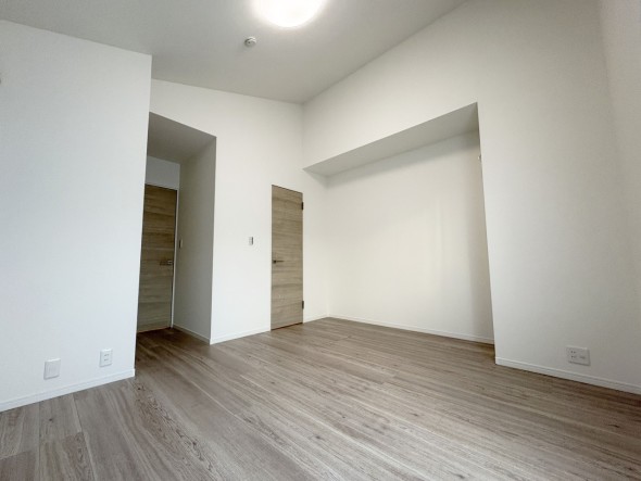 一日の疲れをいやしてくれる主寝室。時を忘れて過ごす場所として過ごせるお部屋です。