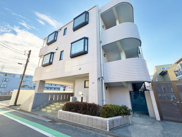 マンション外観。生活利便性に優れた立地環境。