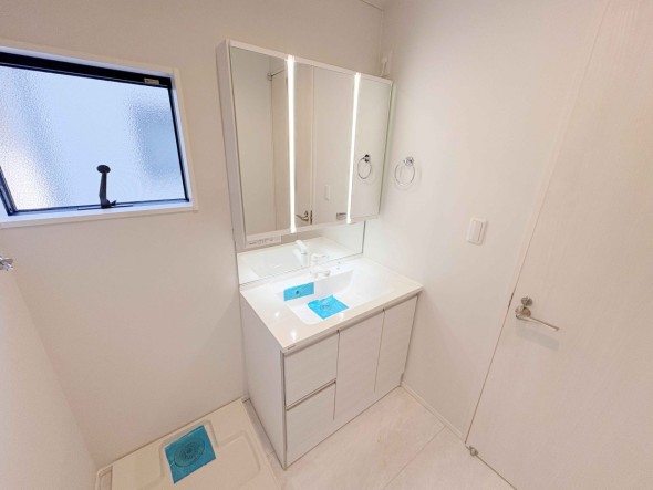 真っ白な洗面台で、気持ちの良い朝を迎えられそうです。