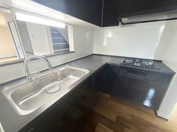 使い勝手の良い設備のキッチンで効率よくお料理もできます。