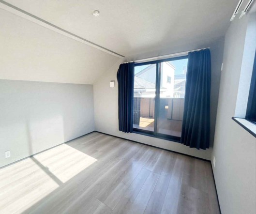 明るくあたたかな居室では、朝の目覚めも気持ちよく起きられます。