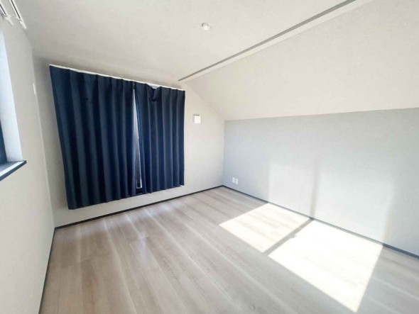 一日の疲れをいやしてくれる主寝室。時を忘れて過ごす場所として過ごせるお部屋です。