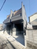 爽やかな青空の下に贅沢なほどに降り注ぐ陽光、豊かな居住性と、クオリティが見事に調和した住空間は、住まうことの喜びを感じさせてくれ