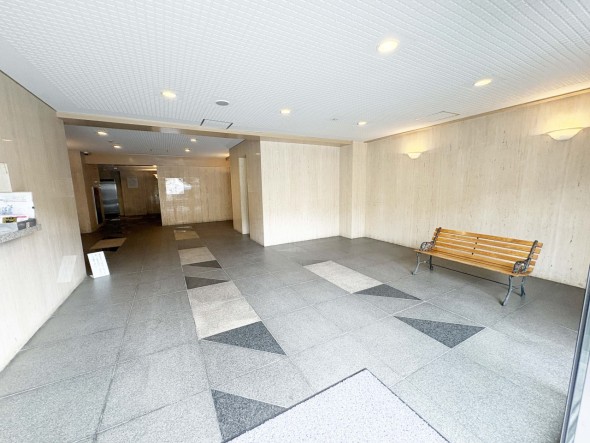 広々としたエントランスホール。