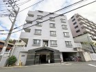 マンション外観。生活利便性に優れた立地環境。