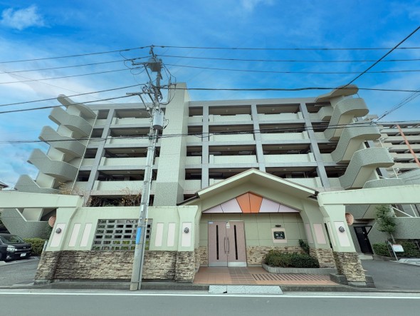 マンション外観。生活利便性に優れた立地環境。