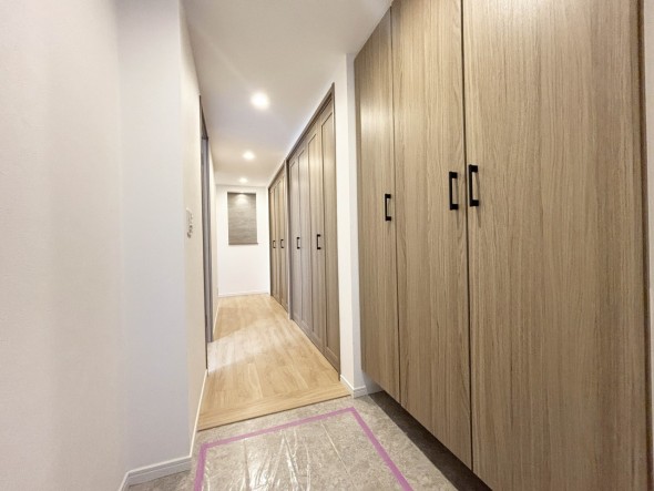 収納豊富な玄関。