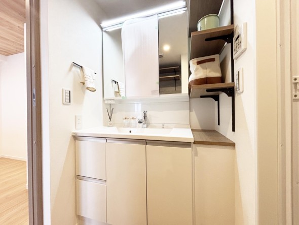 十分な大きさの洗面台は、身だしなみチェックや歯磨きなど、朝の慌ただしい時間でも余裕とゆとりを感じて頂けます。