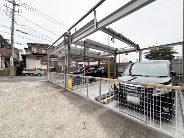 敷地内駐車場がございます。空き状況等に関しましてはお気軽にお問い合わせください。