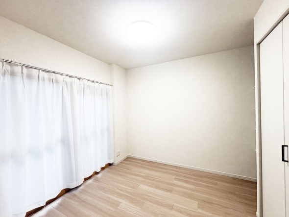 洋室4.9帖。明るくあたたかな居室では、朝の目覚めも気持ちよく起きられます。