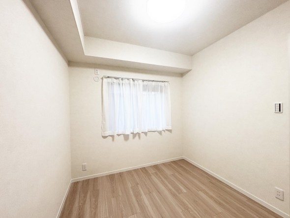 洋室4.1帖。フローリングの部屋は清潔感があり、日々のお掃除も楽で助かります。