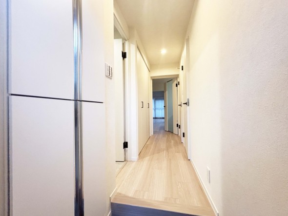 玄関横にはシューズボックスもございます。