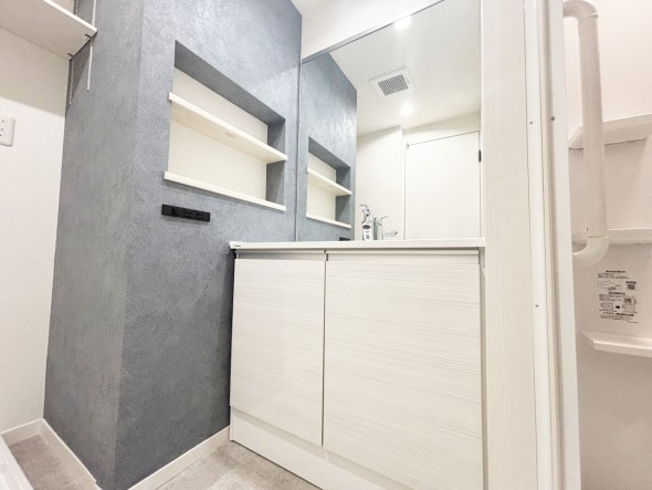 十分な大きさの洗面台は、身だしなみチェックや歯磨きなど、朝の慌ただしい時間でも余裕とゆとりを感じて頂けます。