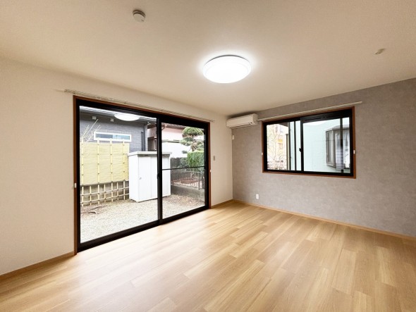 フローリングの部屋は清潔感があり、日々のお掃除も楽で助かりますね！