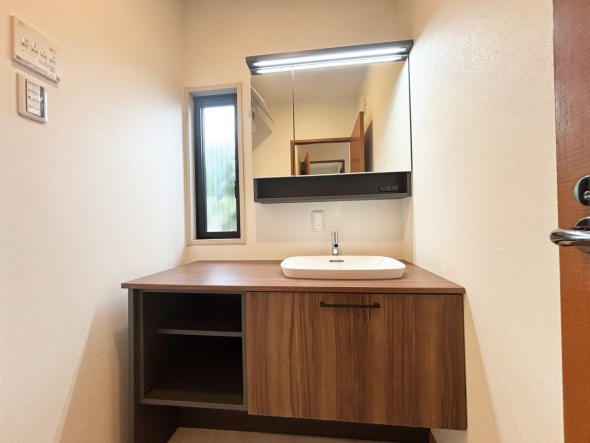 十分な大きさの洗面台は、身だしなみチェックや歯磨きなど、朝の慌ただしい時間でも余裕とゆとりを感じて頂けます。