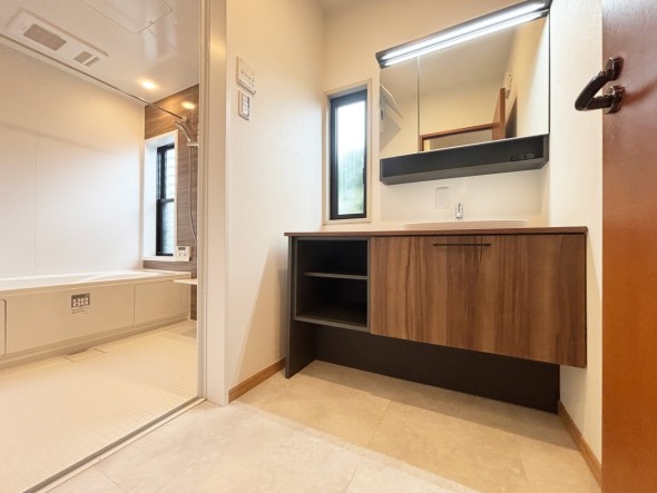 脱衣スペースを含む空間はゆとりの広さ。