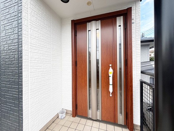 お客様をお迎えする玄関は落ち着いた雰囲気。