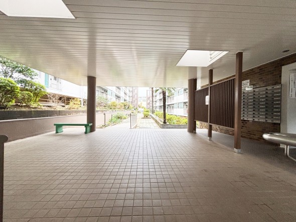 お客様をお迎えする玄関は落ち着いた雰囲気。帰り着くたびに洗練されたテイストの空間に迎えられ誇りと喜びを感じる玄関まわりです。