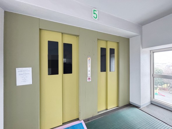 エレベーター付きのマンションです。