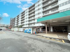 爽やかな青空の下に贅沢なほどに降り注ぐ陽光、豊かな居住性と、クオリティが見事に調和した住空間は、住まうことの喜びを感じさせてくれ