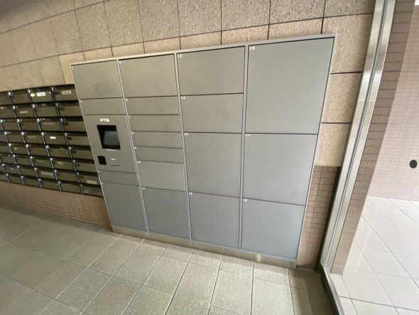 宅配ボックスがあるためご不在時であってもお帰りの際に大きな荷物をお受け取りいただけます。