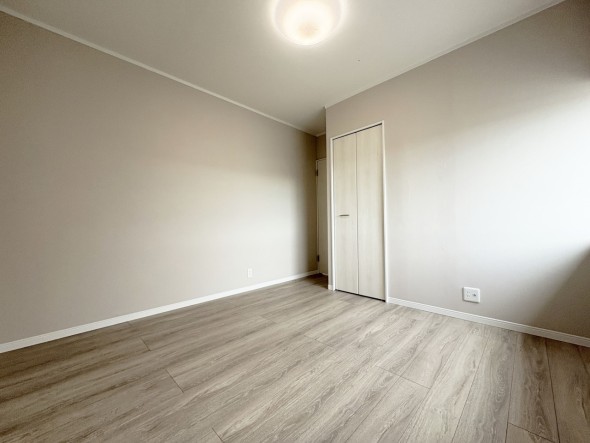 明るくあたたかな居室では、朝の目覚めも気持ちよく起きられます。