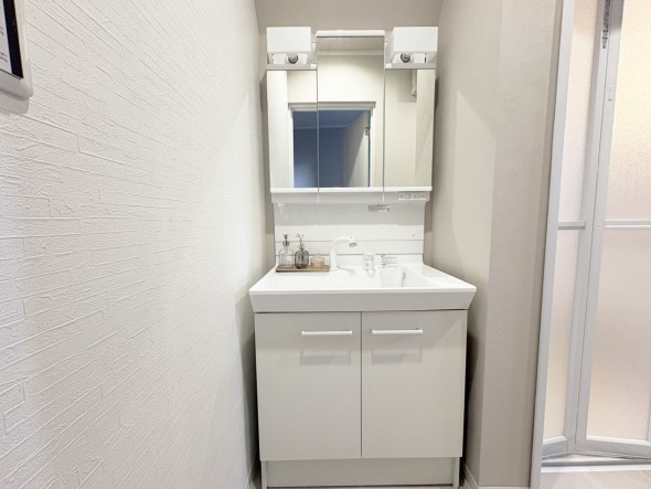 十分な大きさの洗面台は、身だしなみチェックや歯磨きなど、朝の慌ただしい時間でも余裕とゆとりを感じて頂けます。