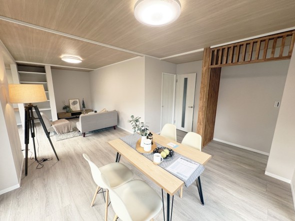 家族と過ごすひと時を優しく包み込むリビングダイニング。