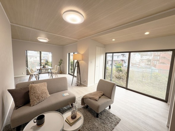 みんなが集い、食事と楽しい会話が始まるダイニング。