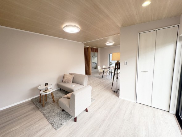 キッチンからはリビング全体が見渡せる設計。 小さなお子様が遊ぶ様子を見守りながらお料理ができますね。