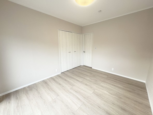 一日の疲れをいやしてくれる主寝室。時を忘れて過ごす場所として過ごせるお部屋です。