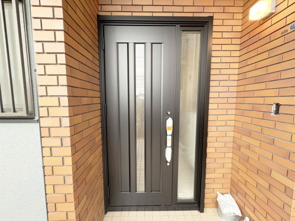 お客様をお迎えする玄関は落ち着いた雰囲気。