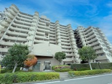 爽やかな青空の下に贅沢なほどに降り注ぐ陽光、豊かな居住性と、クオリティが見事に調和した住空間は、住まうことの喜びを感じさせてくれ