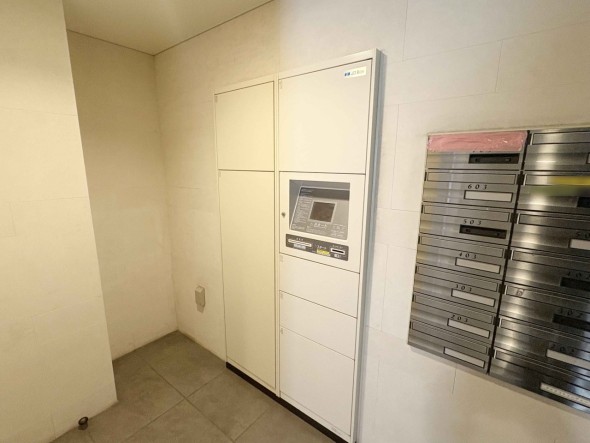 宅配ボックスがあるためご不在時であってもお帰りの際に大きな荷物をお受け取りいただけます。