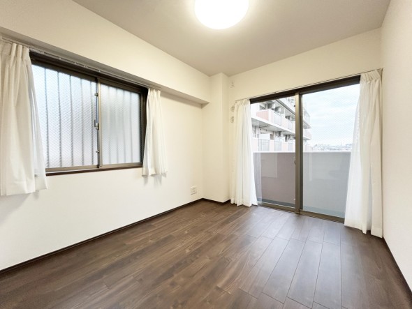 洋室5.6帖。フローリングの部屋は清潔感があり、日々のお掃除も楽で助かります。