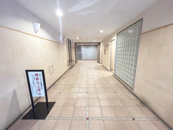 広々としたエントランスホール。