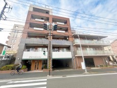 マンション外観。生活利便性に優れた立地環境。