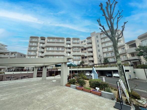 爽やかな青空の下に贅沢なほどに降り注ぐ陽光、豊かな居住性と、クオリティが見事に調和した住空間は、住まうことの喜びを感じさせてくれ