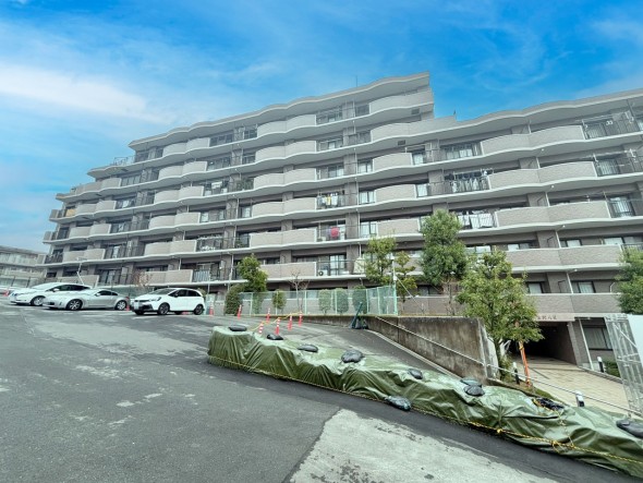 爽やかな青空の下に贅沢なほどに降り注ぐ陽光、豊かな居住性と、クオリティが見事に調和した住空間は、住まうことの喜びを感じさせてくれ