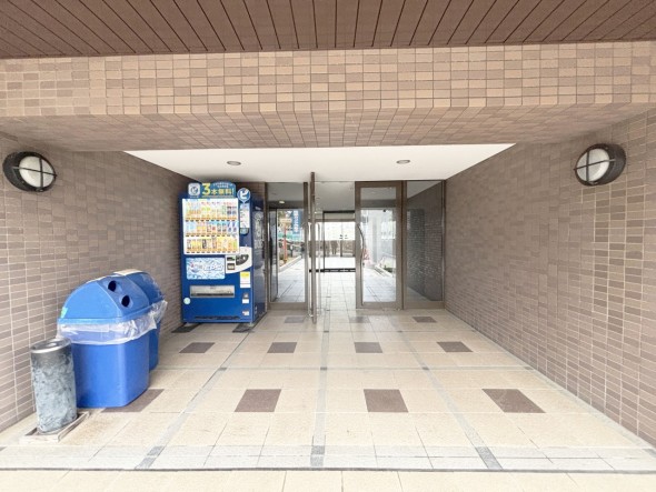 お客様をお迎えする玄関は落ち着いた雰囲気。帰り着くたびに洗練されたテイストの空間に迎えられ誇りと喜びを感じる玄関まわりです。