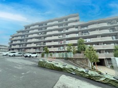 爽やかな青空の下に贅沢なほどに降り注ぐ陽光、豊かな居住性と、クオリティが見事に調和した住空間は、住まうことの喜びを感じさせてくれ