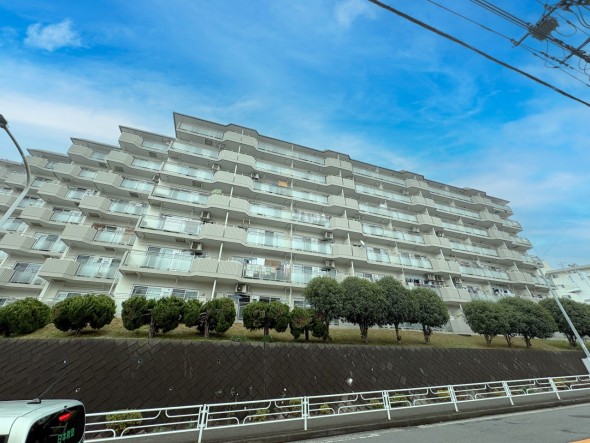 爽やかな青空の下に贅沢なほどに降り注ぐ陽光、豊かな居住性と、クオリティが見事に調和した住空間は、住まうことの喜びを感じさせてくれ