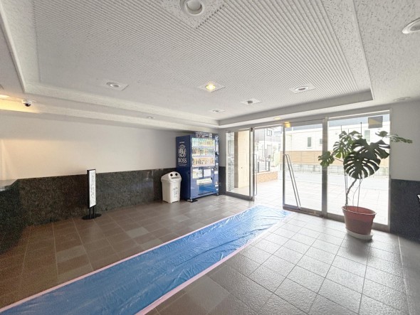 広々としたエントランスホール。