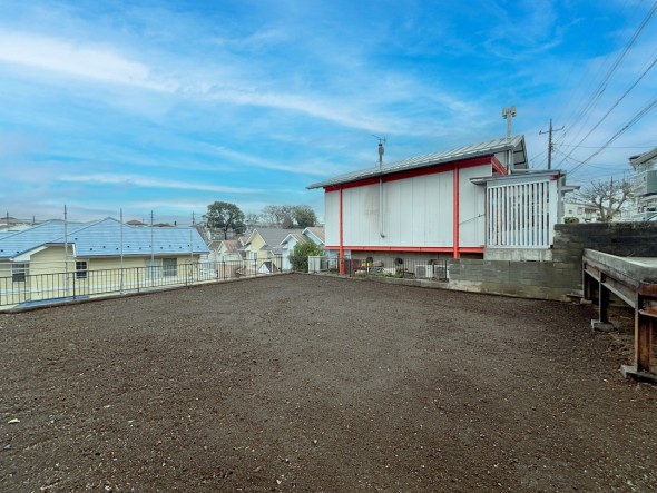 とても開放感ある土地です！日当たりの良さが外観からも伝わります！