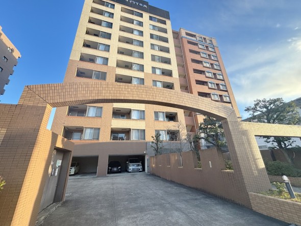 マンション外観。生活利便性に優れた立地環境。