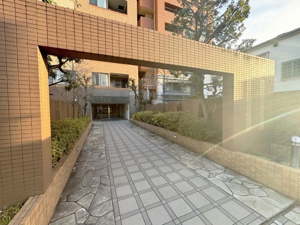 住む人を映し出す洗練された佇まいは、いつまでも輝き続けながらいつしか街の風景に溶け込んでいきます。