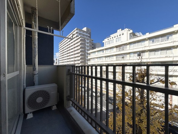 日差しの差し込むバルコニー