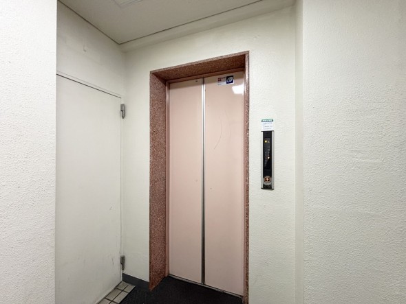 エレベーター付きのマンションです。