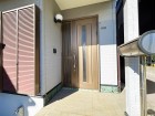 居住者の帰り、訪れる方を優しく迎え、やすらぎに満ちた生活空間を予感させる。健やかな暮らしを楽しめそう。
